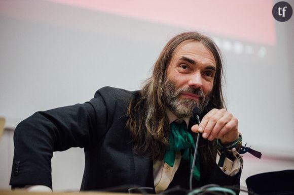 Parmi les exs membres du gouvernement, on compte aussi Cédric Villani. L'ex député macroniste se retrouverait trempé "par hasard" dans l'affaire.