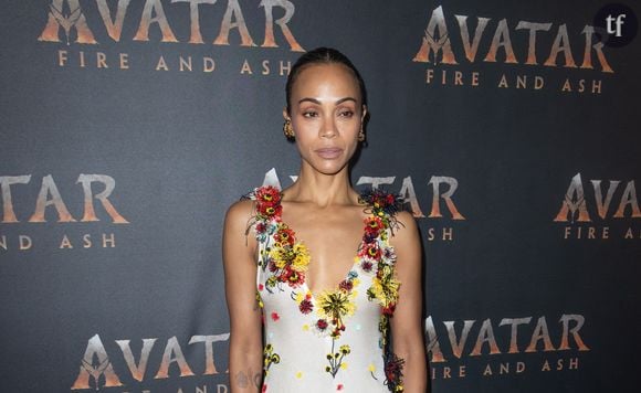 Cette pause bien méritée pour la star americano-dominicaine, qui reçu l'Oscar du meilleur second rôle féminin pour Emilia Perez en début d'année intervient, après deux apparitions publiques consécutives pour la promotion du troisième volet d'Avatar. Sa dernière apparition publique a eu lieu à Miami, en Floride, lors d'une projection spéciale. Elle a fait sensation dans une robe sirène blanche ornée de somptueuses broderies florales et colorées. Le 4 décembre, l'actrice de 47 ans a posé au pied de la Tour Eiffel pour un shooting promotionnel organisé avant la sortie du troisième opus aux côtés d'autres membres du casting, Sigourney Weaver et Sam Worthington.