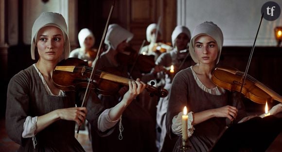 C’est précisément cela que propose Damiano Michieletto, grand nom de la mise en scène d’opéras, qui dévoile avec Vivaldi et moi son tout premier long-métrage en tant que cinéaste. Et se plaît à contrer toutes les attentes que ce titre peut éveiller. Loin d’être une déclaration d’amour béate à l’artiste, le réalisateur désacralise celui-ci. N’hésitant pas à questionner le statut de “génie masculin”, une interrogation très actuelle. Et surtout, il lui privilégie un un point de vue féminin, comme pour déboulonner des statues poussiéreuses.