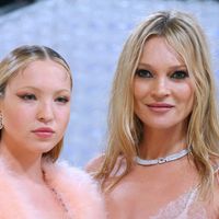 "Elle se sexualise pour avoir de l'attention" : La fille de Kate Moss ose le haut transparent à la Fashion Week et les internautes s'en prennent à elle