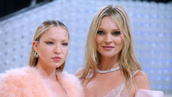 "Elle se sexualise pour avoir de l'attention" : La fille de Kate Moss ose le haut transparent à la Fashion Week et les internautes s'en prennent à elle