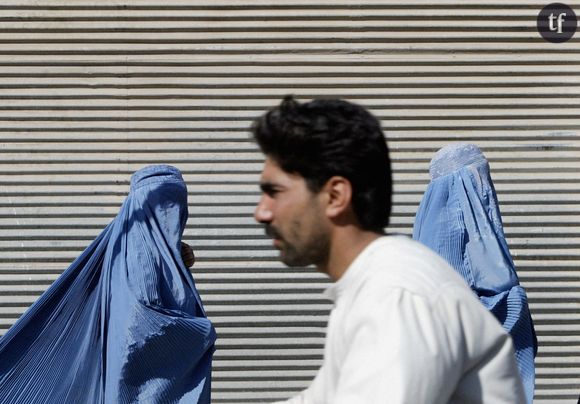 Interdiction de chanter, de réciter de la poésie à voix haute, de se déplacer seules... Une nouvelle loi composée d'une trentaine d'articles imposent d'énièmes restrictions aux Afghanes. Texte naturellement promulgué par le régime taliban.