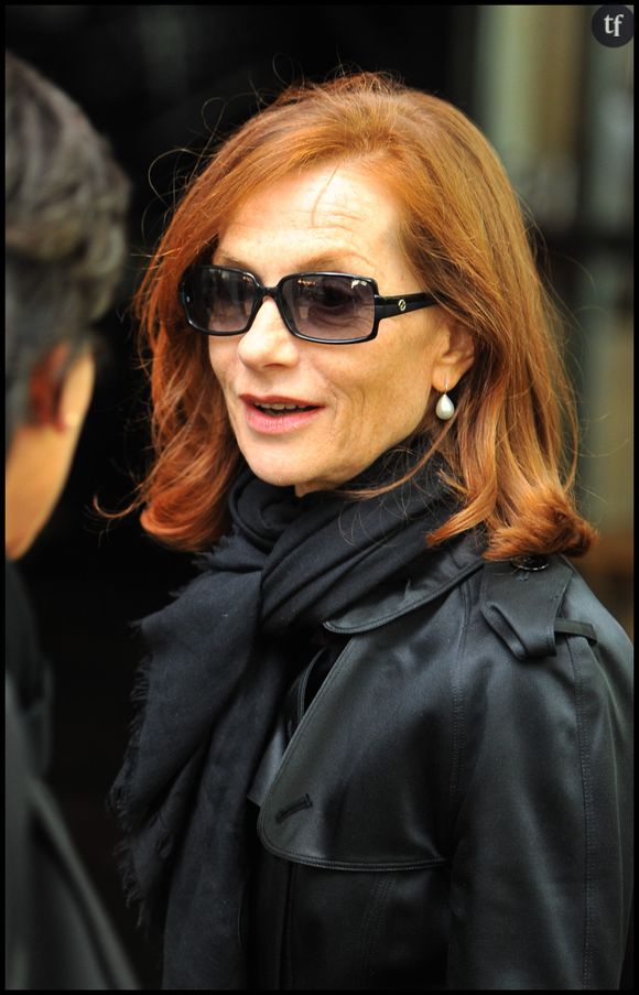 Entre diva très poker face et extraterrestre fashion, l'égérie septuagénaire du cinéma français sidère les foules à la Fashion Week. Mais divise également beaucoup.