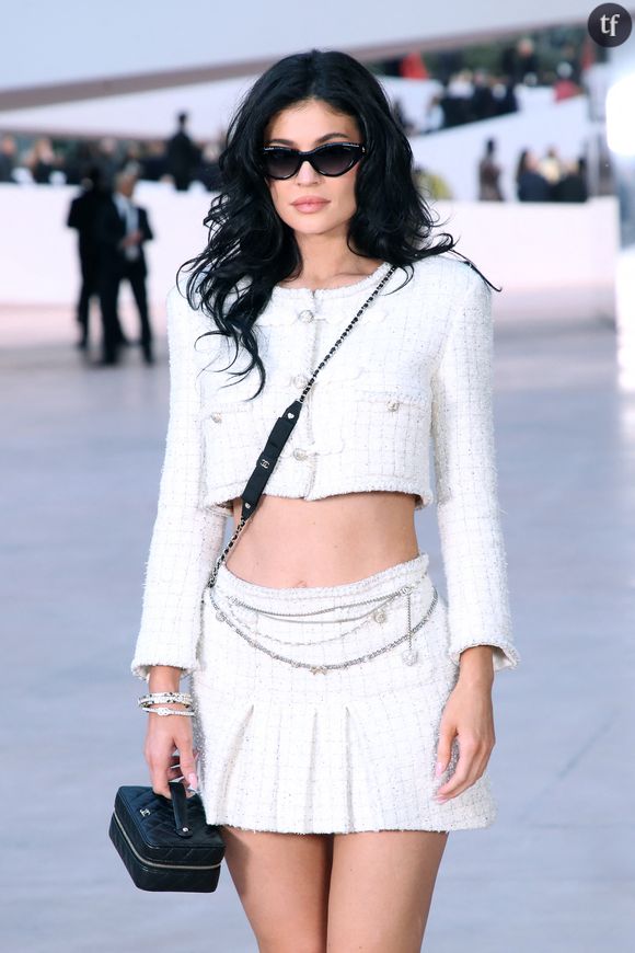 Vêtue d'un ensemble Chanel, Kylie Jenner est rapidement prise à partie. Sa veste en tweed crop-top et la mini-jupe assortie ne semblent pas plaire aux internautes, qui se permettent alors de la juger. Selon eux, la tenue vieillit la jeune femme de 27 ans. Sans oublier ce genre de critiques : "Pauvre Coco Chanel. Kylie n'a ni le style ni la présence".