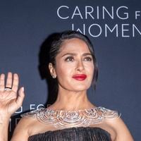 "Elle rayonne" : Salma Hayek assume ses cheveux gris sur le tapis rouge, et c'est une réponse "réjouissante" à l'âgisme
