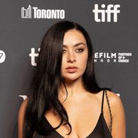 "Sublime" : cette chanteuse iconique rayonne en naked dress, et dit "non" au soutien-gorge avec une réjouissante désinvolture fashion