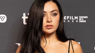 "Sublime" : cette chanteuse iconique rayonne en naked dress, et dit "non" au soutien-gorge avec une réjouissante désinvolture fashion