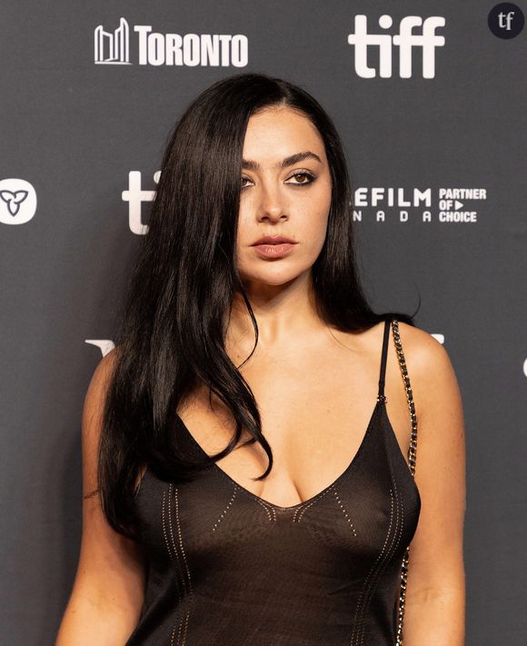 "Sublime" : cette chanteuse iconique rayonne en naked dress sulfureuse, et célèbre le "no bra" avec une réjouissante désinvolture fashion