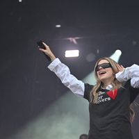 "Montrer ses fesses c'est être tendance" : cette chanteuse dévoile son corps en naked dress à la Fashion Week et les misogynes sont scandalisés