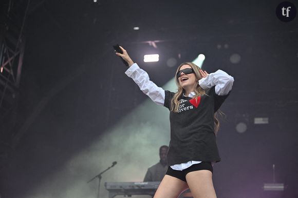 "Montrer ses fesses c'est être tendance" : Adèle Castillon dévoile son corps en naked dress à la Fashion Week et les misogynes sont scandalisés