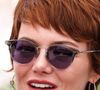 Sa coiffeuse, Mara Roszak a déclaré s'être inspirée des années 90 et d'actrices comme Liv Tyler ou encore Winona Ryder.