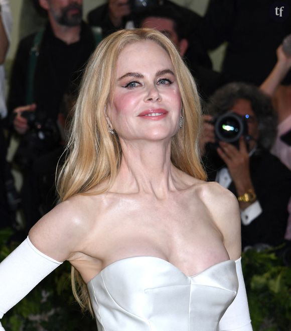 A ce sexisme ordinaire, qui trouve pour argument la chirurgie esthétique et la honte qu'elle est censée faire peser sur celles qui en usent ou abusent (Audrey Fleurot est insultée pour le même argument) Nicole Kidman rétorque par son habituelle présence : iconique.