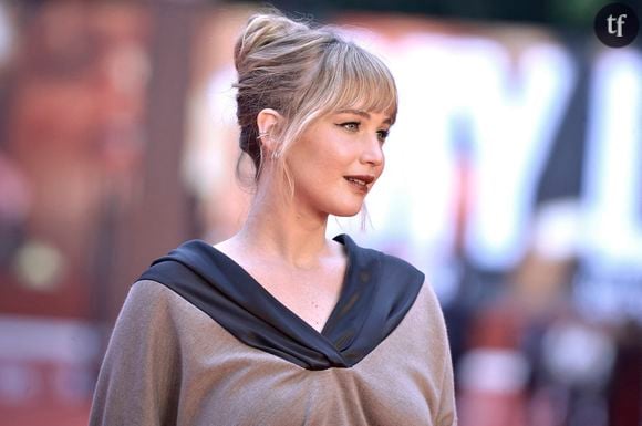 La star de 35 ans a pris la pose sur le tapis rouge, toute de noir vêtue, dans un look sobre et élégant.