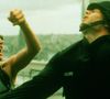 Matrix, film hyper queer sur la trans identité ? Avec ses vertus philosophiques sur la quête de soi, sa mise en scène spectaculaire du corps et de ses "transformations", et surtout, sa réflexion sur les multiples vies occupées par un seul individu (une obsession dans le cinéma des soeurs Wachowski) cette idée est devenue très virale au sein de la fanbase de la saga.