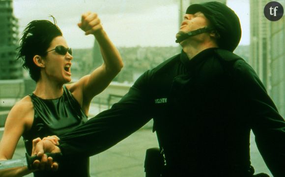 Matrix, film hyper queer sur la trans identité ? Avec ses vertus philosophiques sur la quête de soi, sa mise en scène spectaculaire du corps et de ses "transformations", et surtout, sa réflexion sur les multiples vies occupées par un seul individu (une obsession dans le cinéma des soeurs Wachowski) cette idée est devenue très virale au sein de la fanbase de la saga.