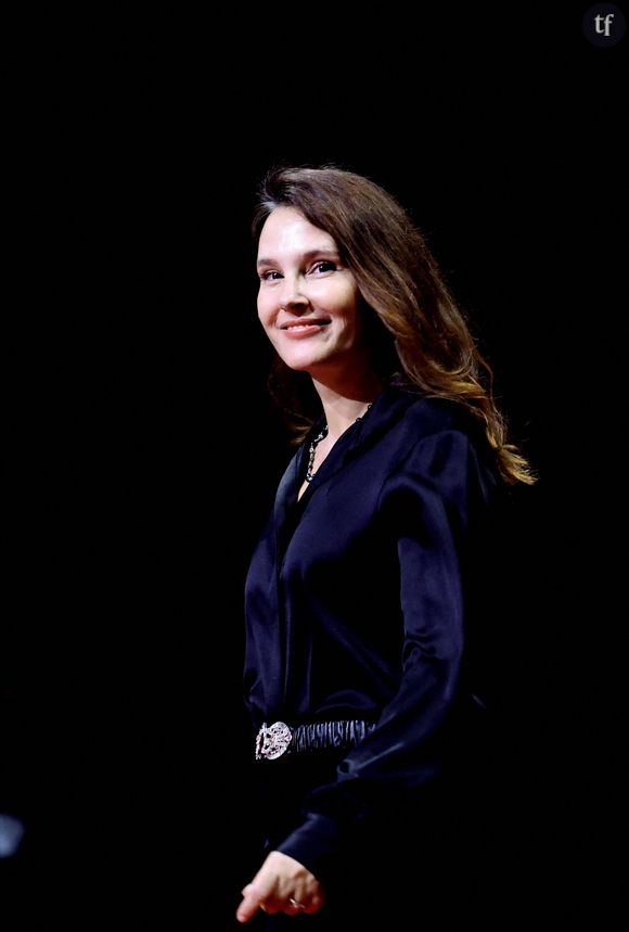 Et à 48 ans, Virginie Ledoyen n'a pas dit son dernier mot. Elle tient même à célébrer les chapitres à suivre : "Comme tout le monde, je vieillis, je ne m'interdis rien, mais jusque-là, tout va bien. En revanche, je refuse d'obéir aux diktats de la société"