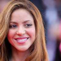 "Le look le plus culte et glamour" : Shakira rivalise ouvertement avec le sex symbol Sydney Sweeney en arborant une tenue très emblématique