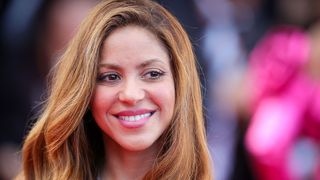 "Le look le plus culte et glamour" : Shakira rivalise ouvertement avec le sex symbol Sydney Sweeney en arborant une tenue très emblématique