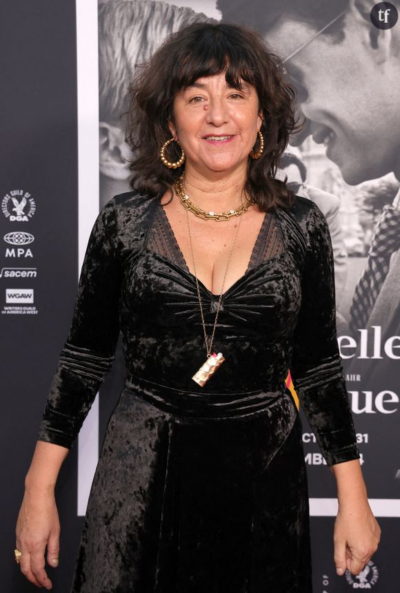 Romane Bohringer a pris place sur le canapé blanc du média Mesdames à l'occasion de son film biographique, Dites-lui que je l'aime, en salles le 3 décembre et adapté du récit éponyme de Clémentine Autain paru six ans plus tôt. Interviewée par Ariane Massenet, la comédienne s'est livrée sur sa relation avec sa mère, mais aussi sur les bouleversements dans sa vie, sa ménopause et les critiques âgistes reçues après le festival de Cannes.

Romane Bohringer victime d'âgisme

Si la réalisatrice a déclaré vivre des choses "extraordinaires" en évoquant son film comme un accomplissement et une histoire d'amour "profonde, magnifique et forte", elle a confié que la cinquantaine n'était pas une période évidente : "La ménopause, tout ça... Je prends cher. Je trouve ça dur." Romane Bohringer a été victime de sexisme et d'âgisme après son apparition sur le tapis rouge de Cannes, les internautes la comparant à une "mémère". Des critiques auxquelles elle a répondu avec humour en profitant de la fête des mères pour écrire sur son compte Instagram : "Bonne fête des mémères", mais qui ne l'ont pour autant pas laissé de marbre. "Sur le coup, pour te dire la vérité, au réveil j'étais un peu vexée", a-t-elle avoué à Ariane Massenet. "J'ai préféré m'en sortir avec un trait d'humour. Ça a bien plié le game."