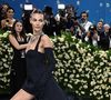 “Je me demande ce qu’il lui trouve”, “elle doit pas lui coûter cher” : Leonardo Dicaprio, 50 ans, officialise avec sa copine de 26 ans à Cannes…. Et se fait clasher