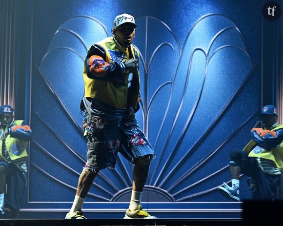 el que l'énonce Billboard, c'est précisément au cours d'un événement hyper médiatisé, lors d’un Meet & Greet où l'artiste se donnait en spectacle, que la jeune femme aurait fait savoir son exigence... Qui ferait partie tel que le précise encore la revue musicale des nombreux "forfaits VIP du chanteur". Ce dernier s'est d'ailleurs exprimé à ce sujet...
Miami, FL  Chris Brown kicks off the Breezy Bowl XX Tour with an electrifying performance at LoanDepot Park in Miami, Florida.



Pictured: Chris Brown