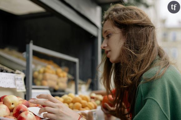 Dans son livre "Les grandes oubliées", Titiou Lecoq développe ce qu'elle appelle "la théorie du pot de yaourt". Un concept simple mais terriblement révélateur : quand on fait les courses en couple, qui achète le pot de yaourt ? Qui pense à renouveler le papier toilette, le dentifrice, les couches du bébé ? Ces petites dépenses quotidiennes, souvent considérées comme anodines, sont majoritairement prises en charge par les femmes.