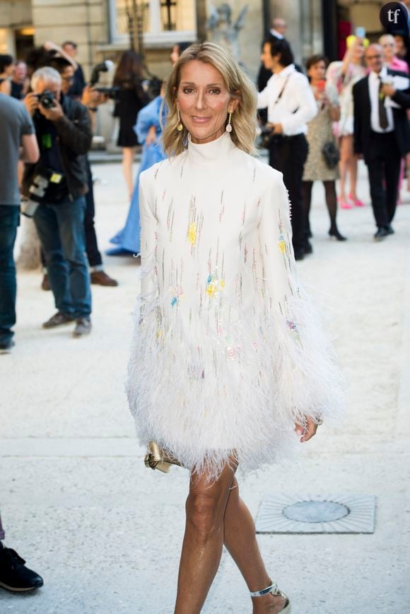 En cet été 2025, Celine Dion, la voix la plus spectaculaire au monde vient éveiller la nostalgie de tous ceux qui ont pu la redécouvrir aux Jeux Olympiques de Paris, lors de son interprétation époustouflante de L'hymne à l'amour. Ces derniers jours, elle ne cesse de partager des photos inédites de ses plus légendaires tournées. Sur ses réseaux sociaux, elle relaie des clichés cultes ravivant son aura d'icône.