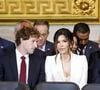 Mark Zuckerberg s’est largement fait remarqué pour avoir jeté un coup d’œil insistant au décolleté de Lauren Sanchez. Mais plutôt que de reconnaître le geste lourd de Zuckerberg, les internautes blâment la journaliste pour sa tenue jugée inappropriée.