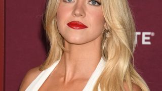 “Elle a deux ballons d’or !” : Sydney Sweeney joue au foot, mais les mecs sont obsédés par ses seins (au secours)