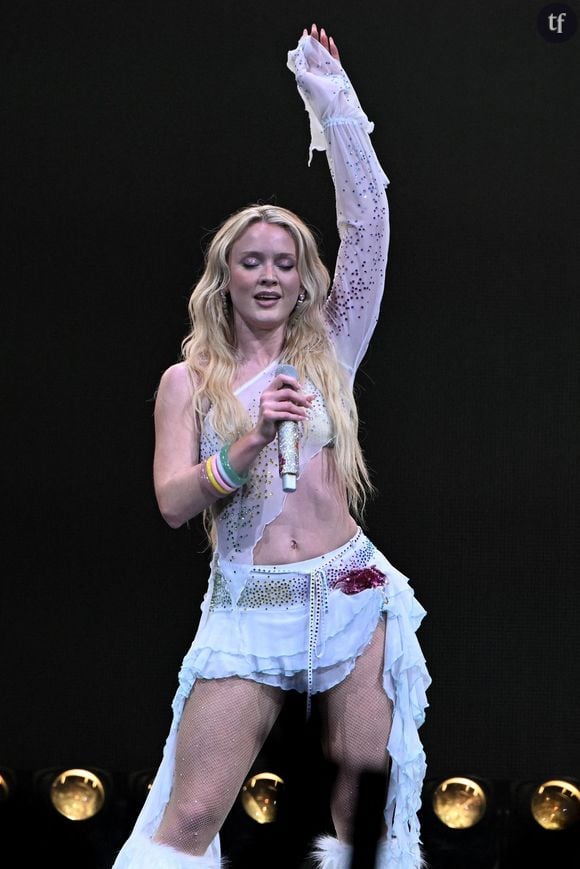 Zara Larsson envoie valser les codes du style vestimentaire comme ceux de la musique en imposant une DA pour le moins iconoclaste et en même temps, furieusement hypermoderne. Et en interviews encore, elle dit les termes et revendique des convictions très intimes. Et politiques.