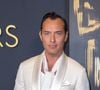 Il n'en fallait pas plus pour susciter des commentaires sur Instagram. "Jude Law s'est-il fait retoucher les cheveux ?", "Comment a-t-il récupéré ses cheveux ?", "La racine des cheveux fait-elle son retour, ou est-ce juste un bon angle de prise de vue ?", s'interrogent plusieurs internautes.