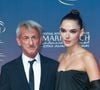 L'apparition de Sean Penn et Valeria Nicov fin novembre n'a en tout cas pas manqué de faire réagir sur les réseaux sociaux. "C'est gênant", "J'ai cru que c'était sa fille !!!", "J'ai même cru que c'était sa petite-fille", s'exclament des internautes.