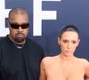 Sous contrôle ?

La transformation de Bianca Censori aurait commencé peu après l'officialisation de sa relation avec le rappeur. En décembre 2022, moins d'un mois après le divorce de Kanye West avec Kim Kardashian, Bianca Censori épouse le rappeur. Depuis le couple ne cesse de faire polémique. Lors des Grammy Awards 2025, Bianca Censori s'affiche dans une robe totalement transparente, aux bras d'un Kanye West qui semble l'exposer comme un trophée. Des spécialistes de la lecture labiale sont mobilisés pour décrypter ce que lui a murmuré la rappeur sur le tapis rouge. "Tu fais une scène maintenant. Fais une scène, je t'assure que cela aura du sens. Lâche-le [le manteau, ndlr] derrière toi et retourne-toi", aurait dit Ye. "D'accord, allons-y". En juin 2025, elle est photographiée à New York dans un bikini en bonbons comestibles. Selon le tabloïd The Sun, Kanye West aurait payé sa femme 100 000 dollars pour qu’elle accepte de le porter, après un premier refus. 

Alors que la jeune femme multiplie les apparitions dénudées, certains se demandent si elle est sous l'emprise du rappeur. Accusé de la contrôler, il a répondu sur son compte X, en février 2025 : "Je domine ma femme. Ce n’est pas une m*rde woke féministe. Elle sort avec un milliardaire. Pourquoi est-ce qu’elle vous écouterait, vous, bande de pauvres minables ?"