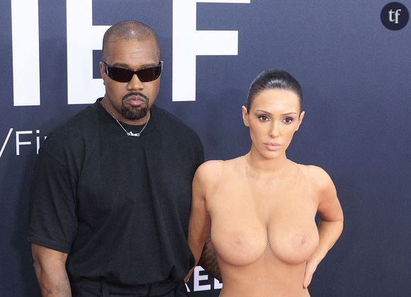 Sous contrôle ?

La transformation de Bianca Censori aurait commencé peu après l'officialisation de sa relation avec le rappeur. En décembre 2022, moins d'un mois après le divorce de Kanye West avec Kim Kardashian, Bianca Censori épouse le rappeur. Depuis le couple ne cesse de faire polémique. Lors des Grammy Awards 2025, Bianca Censori s'affiche dans une robe totalement transparente, aux bras d'un Kanye West qui semble l'exposer comme un trophée. Des spécialistes de la lecture labiale sont mobilisés pour décrypter ce que lui a murmuré la rappeur sur le tapis rouge. "Tu fais une scène maintenant. Fais une scène, je t'assure que cela aura du sens. Lâche-le [le manteau, ndlr] derrière toi et retourne-toi", aurait dit Ye. "D'accord, allons-y". En juin 2025, elle est photographiée à New York dans un bikini en bonbons comestibles. Selon le tabloïd The Sun, Kanye West aurait payé sa femme 100 000 dollars pour qu’elle accepte de le porter, après un premier refus. 

Alors que la jeune femme multiplie les apparitions dénudées, certains se demandent si elle est sous l'emprise du rappeur. Accusé de la contrôler, il a répondu sur son compte X, en février 2025 : "Je domine ma femme. Ce n’est pas une m*rde woke féministe. Elle sort avec un milliardaire. Pourquoi est-ce qu’elle vous écouterait, vous, bande de pauvres minables ?"
