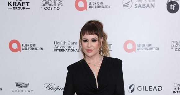 Néanmoins, tout le monde n'est pas de cet avis. Sous un post du média américain US Weekly, une majorité d'internautes trouve ce message hypocrite. Ils accusent Alyssa Milano de montrer une fausse version d'une femme de 53 ans en raison de son recours à la médecine esthétique. “Il lui reste plein de botox”, “Des injections dans les lèvres, sous les yeux… Pourquoi mentir ?”, “Ce n’est pas 53 ans, c’est 53 avec du botox et des injections”.