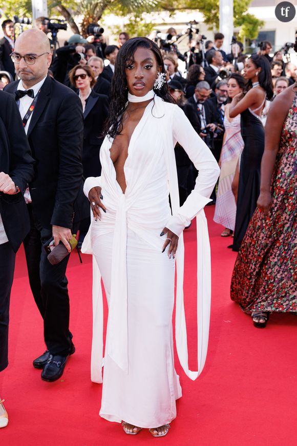 "Bien content que Marine ait gagnée.", "j'ai profité d'aller aux chiottes pendant sa prestation", "j’appelle pas ça chanter", "je ne comprends pas les paroles", fustigent-ils dans ce flot de virulence gratuite.