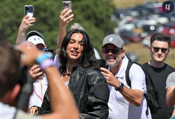 "On dirait une pu**", "honteux" : Dua Lipa ultra sexy sur scène, elle se fait clasher par la Team sexiste en commentaires (sans surprise)