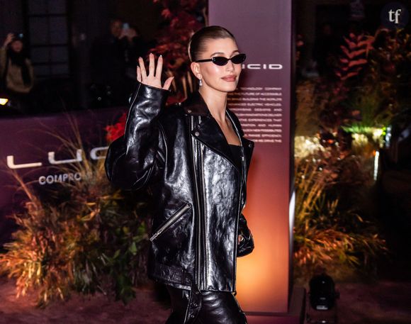 “Un rêve”, “une reine” : Hailey Bieber en robe ultra-transparente et string, elle enflamme Internet