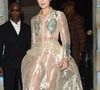 Rosamund Pike s'exprime sur un casting qu'elle aimerait volontiers chasser de sa mémoire : celui de Meurs un autre jour. Volet de la célèbre franchise de l'agent secret au service de sa majesté, où celui-ci (incarné par Pierce Brosnan) côtoie une flamboyante James Bond girl en la personne de Halle Berry... Et son bikini culte.