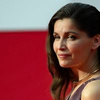 "Encore à moitié nue" : Laetitia Casta assume sa sensualité à 47 ans sur ces photos sexy qui font rager les machos