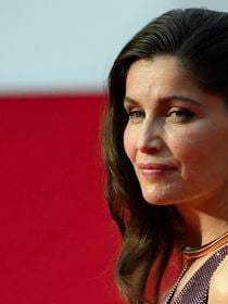 "Encore à moitié nue" : Laetitia Casta assume sa sensualité à 47 ans sur ces photos sexy qui font rager les machos