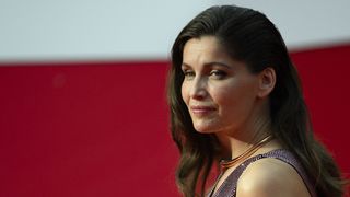 "Encore à moitié nue" : Laetitia Casta assume sa sensualité à 47 ans sur ces photos sexy qui font rager les machos