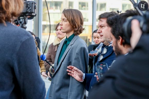 Adèle Haenel est scandalisée par le cyber harcèlement virulent de Rebecca Chaillon, grande autrice de théâtre féministe et anti-raciste.