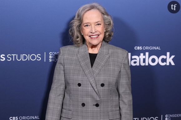 MaisKathy Bates, c'est aussi un film féministe, culte, surtout outre atlantique : Beignets de tomates vertes, ode tragique à la sororité. Ou encore, Dolores Clairbone, autre adaptation de King, autre portrait de femmes, et récit féministe, qui dénonce les violences conjugales. Bref, une grande comédienne qui brille également par son étonnante humilité.