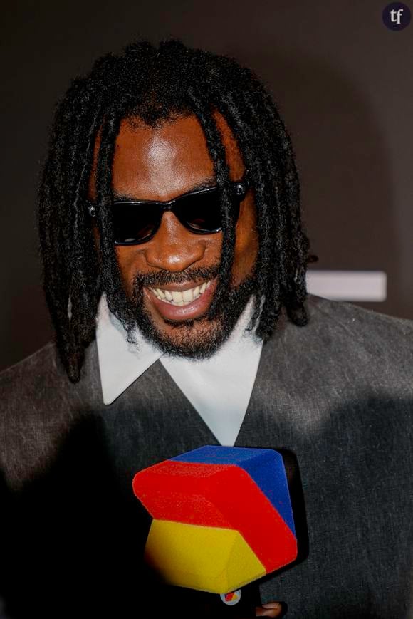 Hier il valorisait un style où l'ode à la gent féminine brillait par sa discrétion. Aujourd'hui il incarne l'un de ses flows les plus détendus, 911 : "Call the 911, j'crois qu'un gangster est tombé love". Car le rappeur belge Damso de retour avec un tout nouvel album, événementiel car il s'agit - éventuellement - de son dernier, célèbre désormais l'amour sur le plateau de CLIQUE.