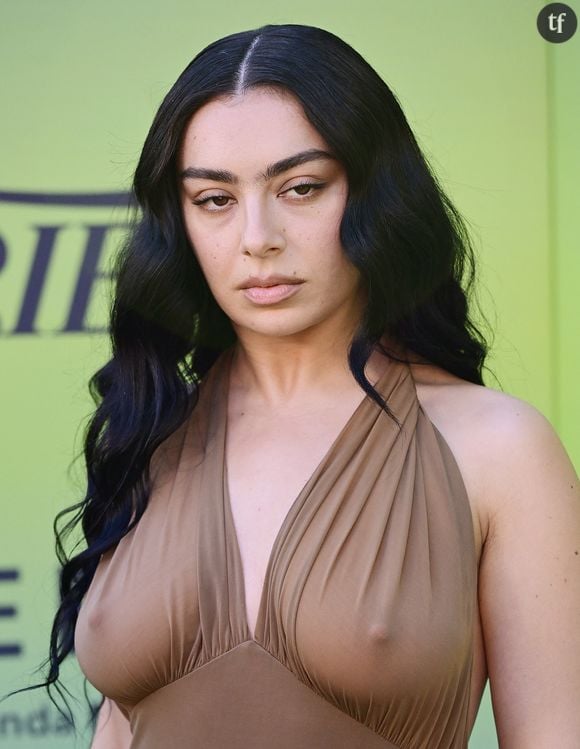 La naked dress selon Charli XCX au photocall du brunch "Variety" à Los Angeles, le 7 décembre 2024.