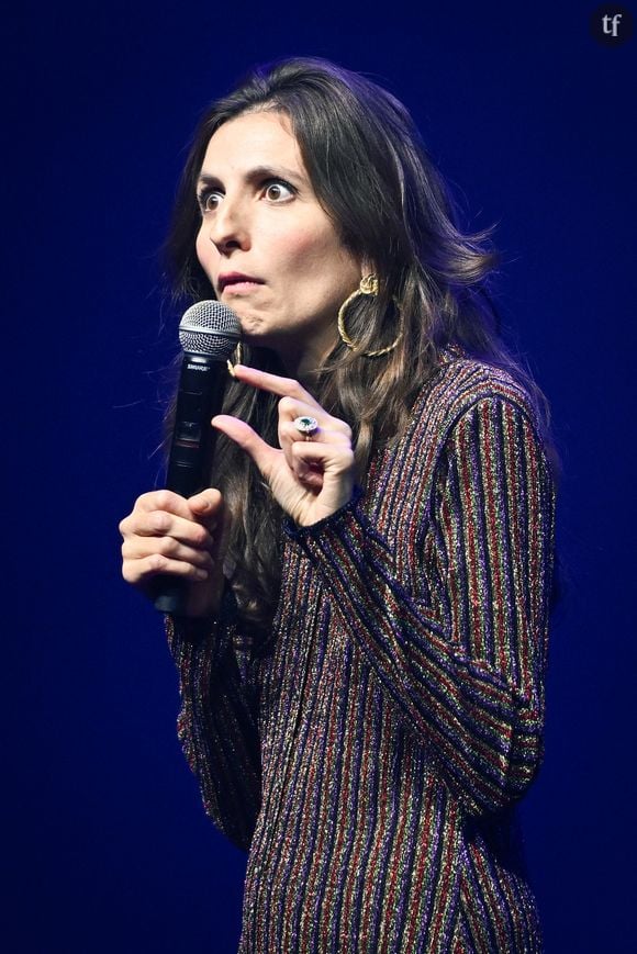 Récemment encore, elle évoquait ses propres parents et affirmait avec naturellement beaucoup de causticité : "Mon père c'est un peu la p*te" de ma mère". Des vannes plutôt touchy qui font volontiers controverse, telle cette pirouette qui avait suscité moult réactions exacerbées. Et l'artiste de développer encore... A propos des hommes et de leur réception de ses vannes "vénérs". "Et puis ils comprennent que je fais de l'humour. Je fais du second degré et des retours de bâton, j'en ai des homes, mais aussi des femmes ! Les hommes eux en réalité sont de plus en plus amusés par ma démarche"