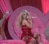 Si Sabrina Carpenter est souvent critiquée pour parler ouvertement de sexe (un reproche qui n'est jamais fait aux chanteurs dont les chansons comportent des paroles graveleuses), c'est à son physique que s'attaquent cette fois les haters. Sur les photos du shooting pour Savage x Fenty, certains jugent le corps de la jeune femme "trop mince", d'autres soulèvent qu'elle a "pris du poids" depuis ou la trouvent "trop plate".