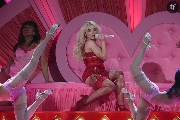 Si Sabrina Carpenter est souvent critiquée pour parler ouvertement de sexe (un reproche qui n'est jamais fait aux chanteurs dont les chansons comportent des paroles graveleuses), c'est à son physique que s'attaquent cette fois les haters. Sur les photos du shooting pour Savage x Fenty, certains jugent le corps de la jeune femme "trop mince", d'autres soulèvent qu'elle a "pris du poids" depuis ou la trouvent "trop plate".