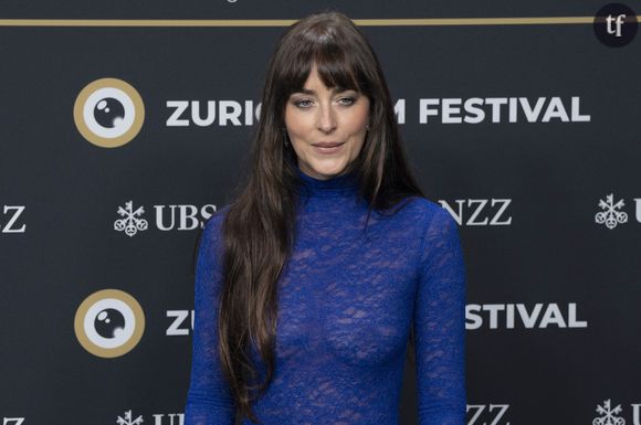 Dakota Johnson a milité pour sa volonté d'être "un peu sal*pe" mise en avant en guise de critique féministe contre le slut shaming, cette réactionnaire véhémence jugeant la sexualité des femmes.
